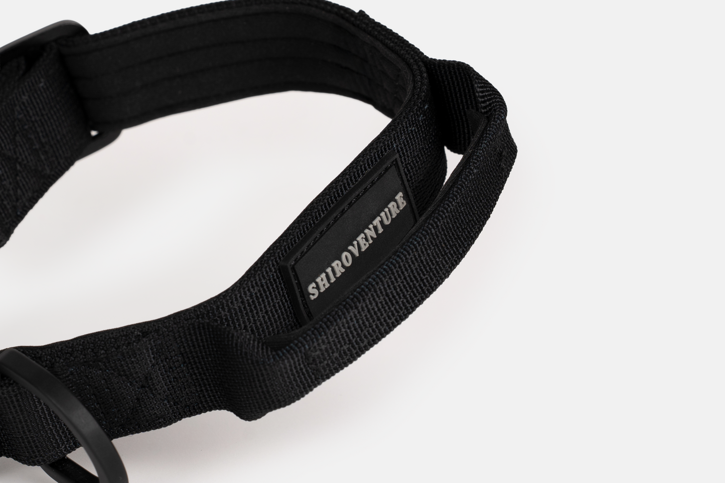 Hundehalsband - robustes Outdoor Halsband für Hunde Schwarz Shiroventure Logo