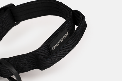 Hundehalsband - robustes Outdoor Halsband für Hunde Schwarz Shiroventure Logo